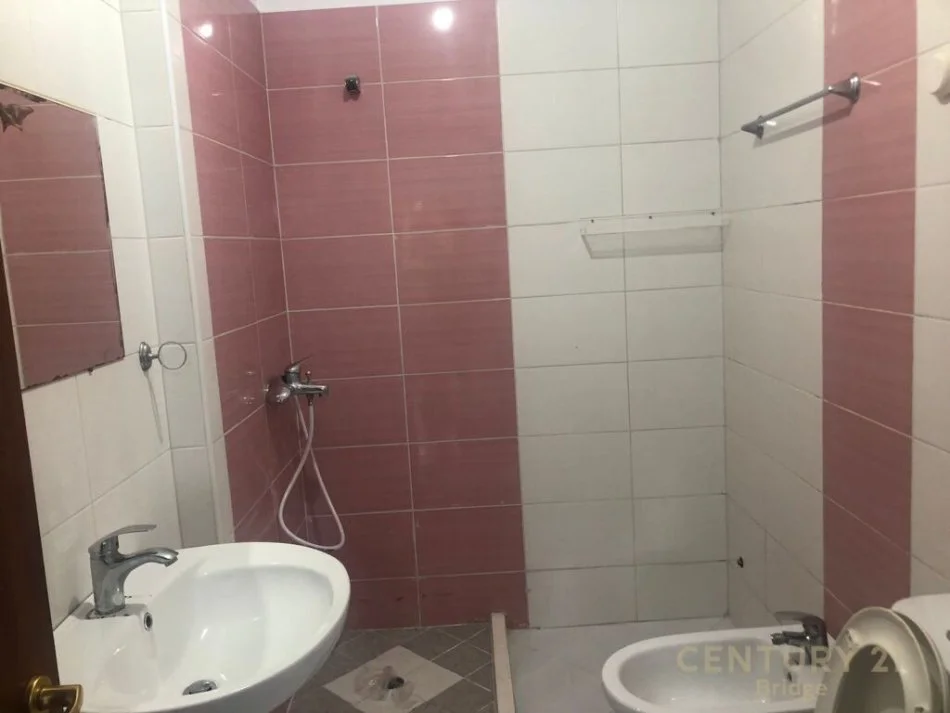 Tirane, shitet apartament 2+1 Kati 1, 83 m² 149.000 € (LIQENI I THATE)