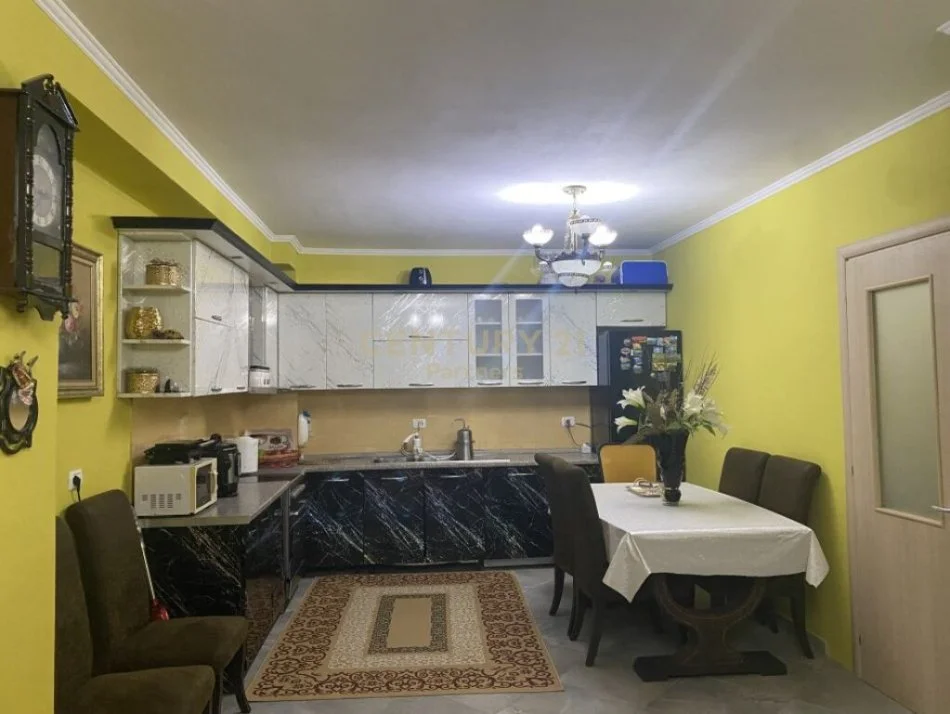 Tirane, shitet apartament 2+1+Ballkon Kati 2, 109 m² 102.000 € (Fresk, Rruga Thesarit, prane Shkollës "17 Shkurti")