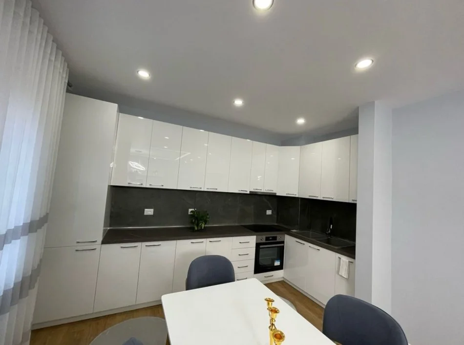 Tirane, jepet me qera apartament 2+1+Ballkon Kati 4, 105 m² 800 € (Zogu i Zi)