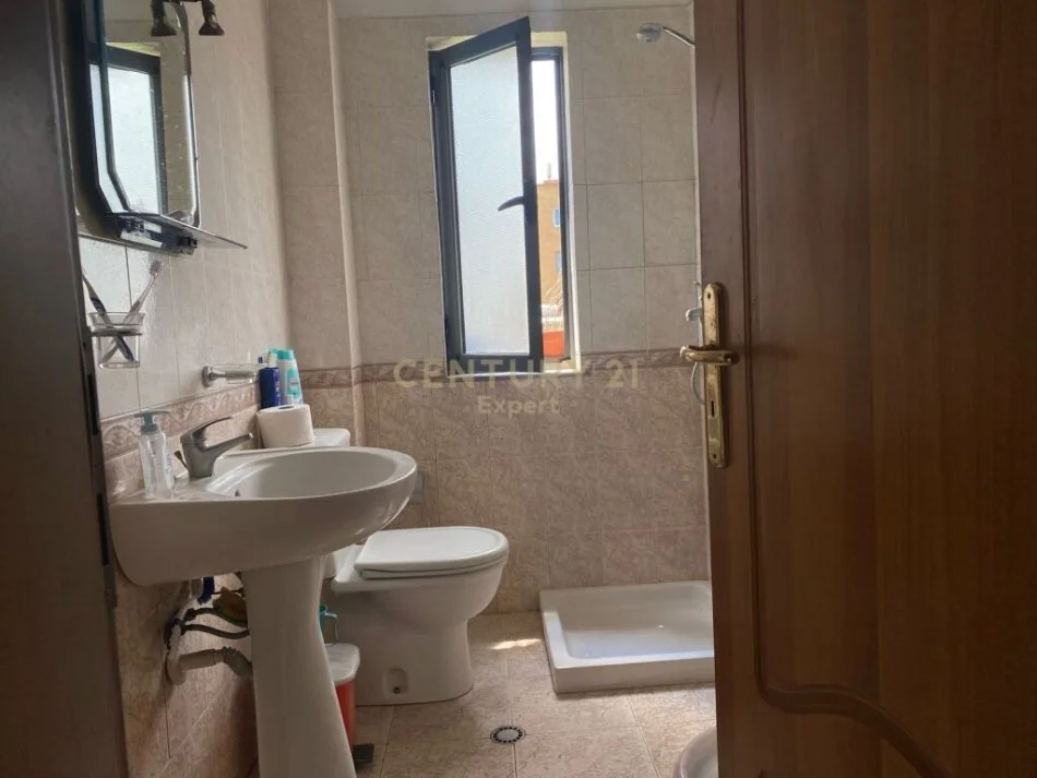 Tirane, jepet me qera apartament 1+1 Kati 5, 62 m² 450 € 