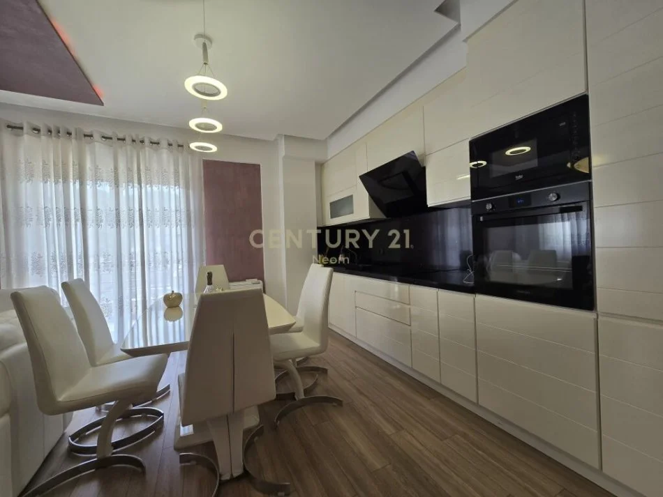 Tirane, shitet apartament 3+1 Kati 3, 130 m² 273.000 € (LIQENI I THATE)