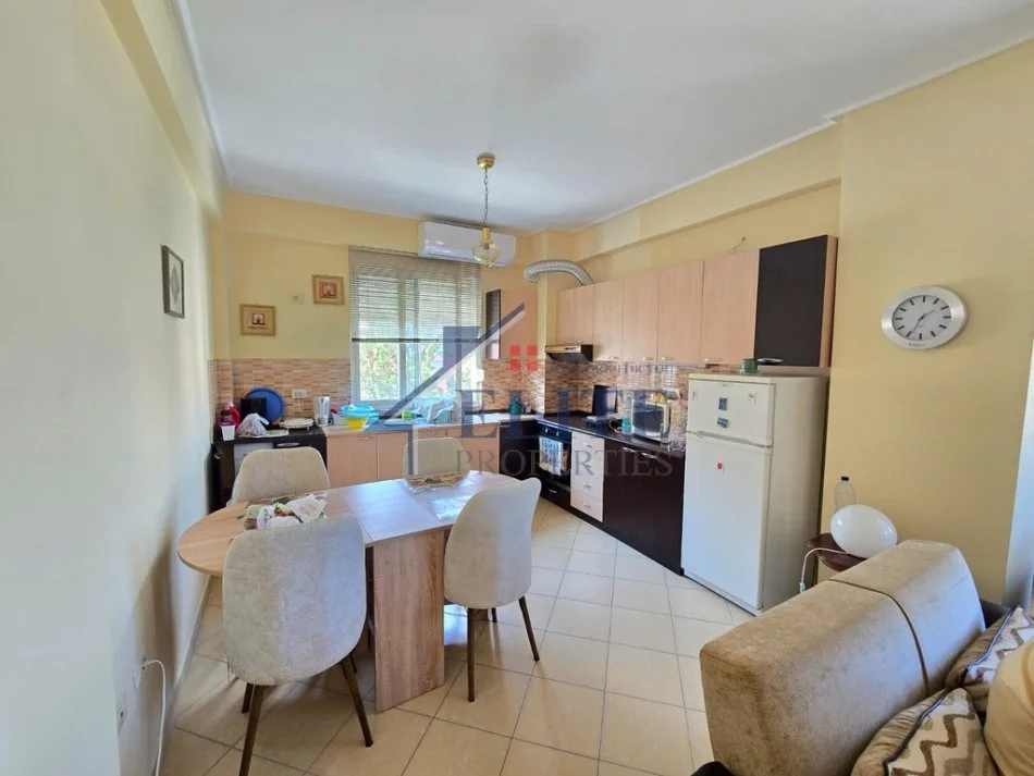 Tirane, jepet me qera apartament 2+1+Ballkon Kati 3, 95 m² 600 € (Selite)