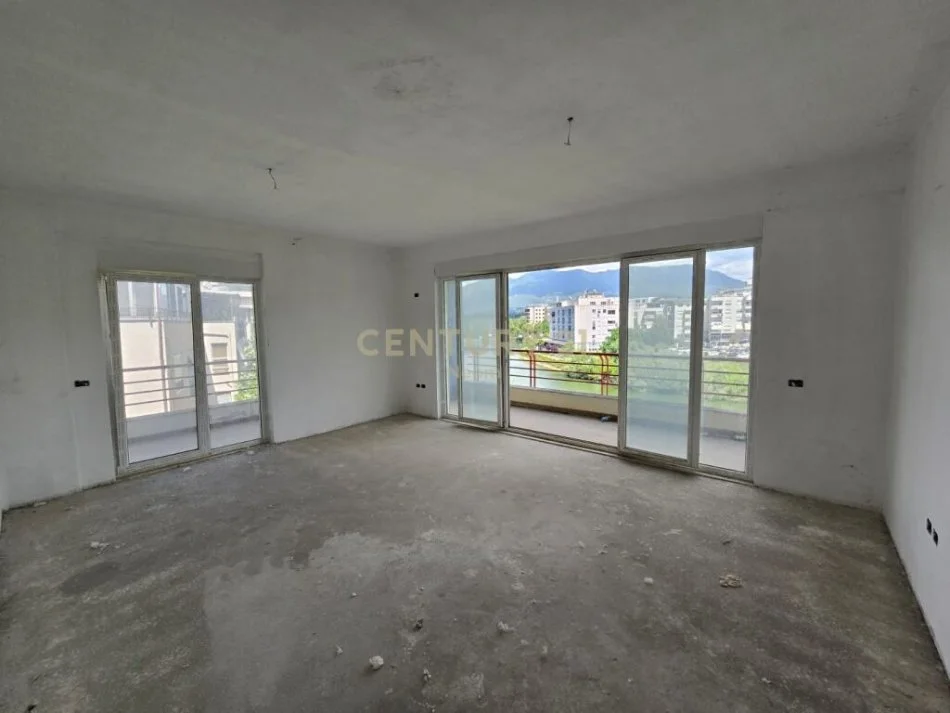 Tirane, shitet apartament 3+1+Ballkon Kati 3, 139 m² 348.500 € (LIQENI I THATE)