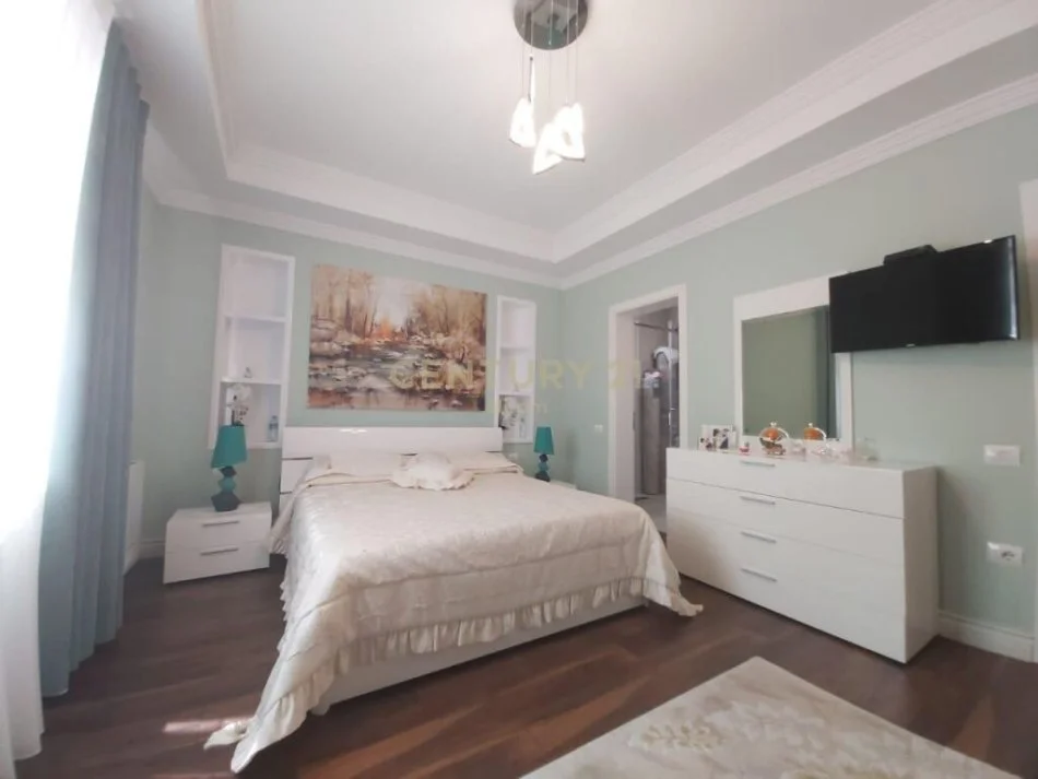 Tirane, shitet Vile Kati 3, 300 m² 450.000 € 