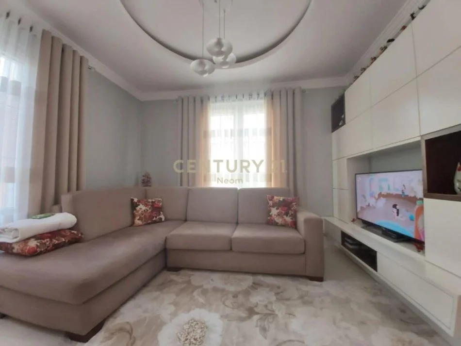 Tirane, shitet Vile 3+1 Kati 3, 300 m² 450.000 € (Sauk)