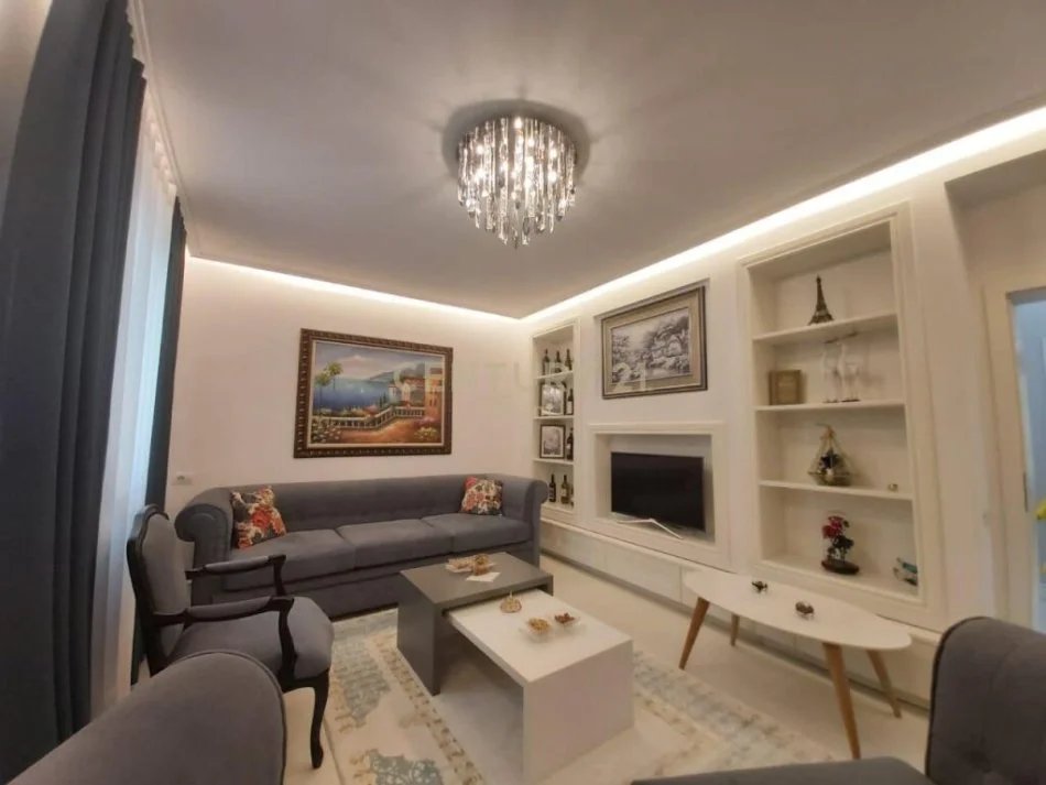 Tirane, shitet Vile Kati 3, 300 m² 450.000 € 