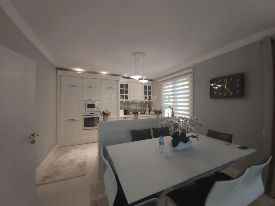 Tirane, shitet Vile Kati 3, 300 m² 450.000 € 