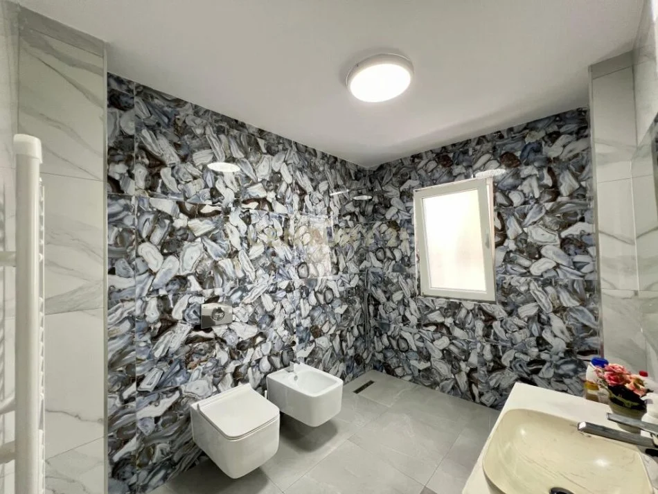 Tirane, jepet me qera apartament 3+1+Aneks+Ballkon Kati 2, 150 m² 1.500 € (Ambasada Amerikane)