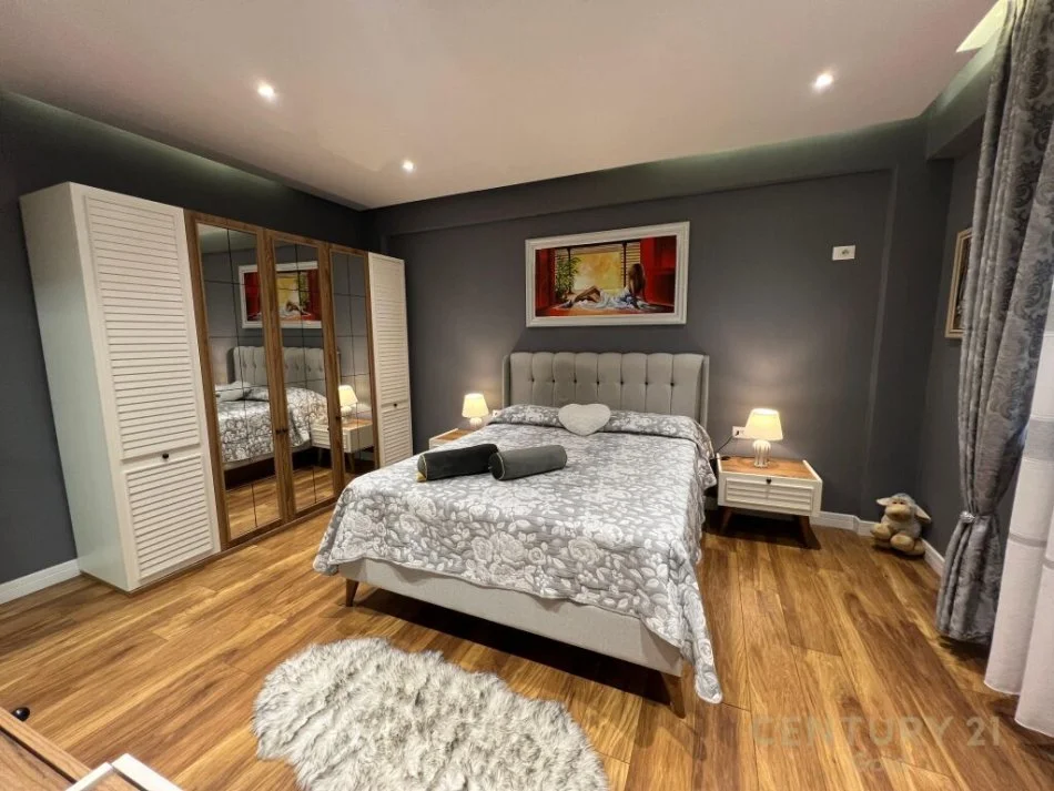 Tirane, jepet me qera apartament 1+1+Ballkon Kati 4, 70 m² 700 € (Blloku)