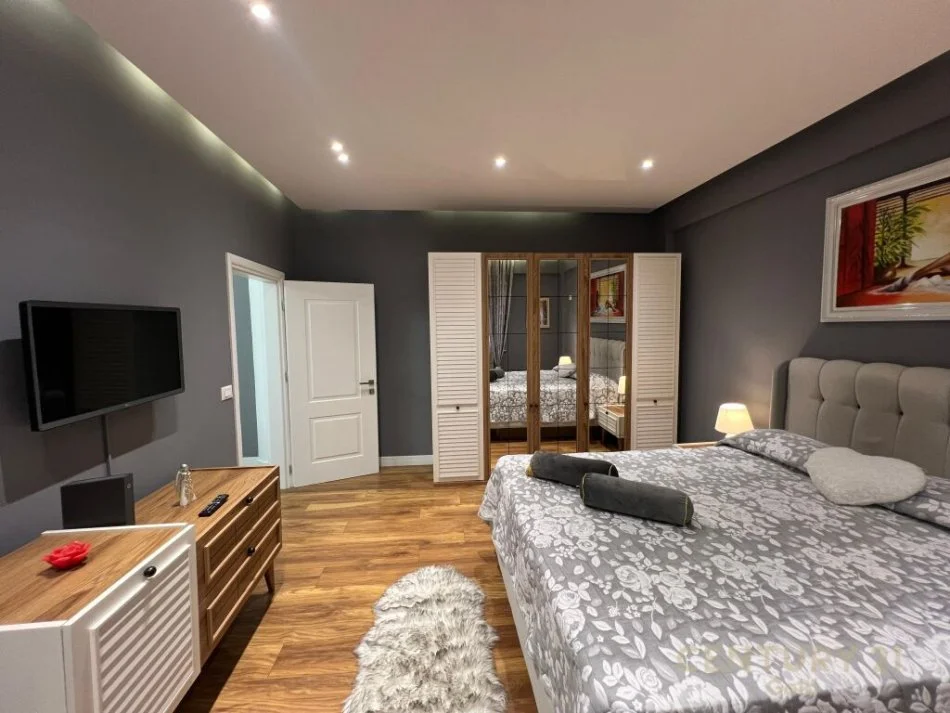 Tirane, jepet me qera apartament 1+1+Ballkon Kati 4, 70 m² 700 € (Blloku)