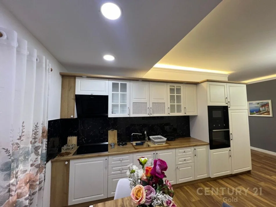 Tirane, jepet me qera apartament 1+1+Ballkon Kati 4, 70 m² 700 € (PETRO NINI)