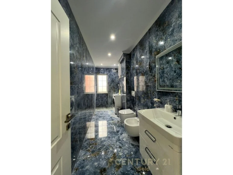 Tirane, jepet me qera apartament 1+1+Ballkon Kati 4, 70 m² 700 € (Blloku)