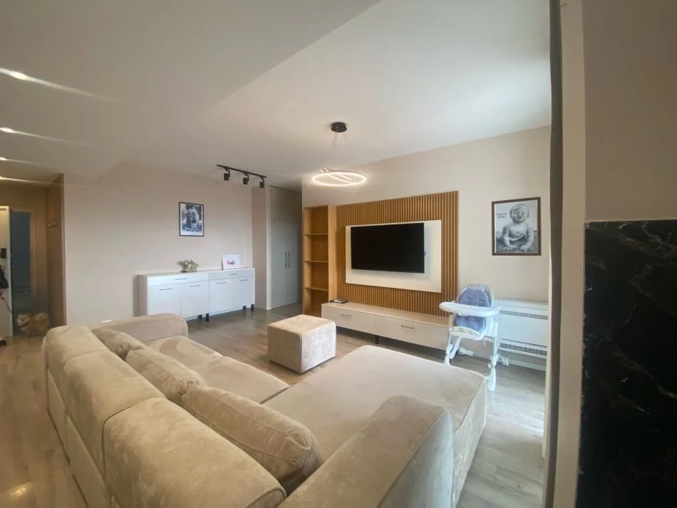 Tirane, jepet me qera apartament 2+1 Kati 7, 90 m² 800 € (Rruga e Kavajes perballe Delijorgjit)