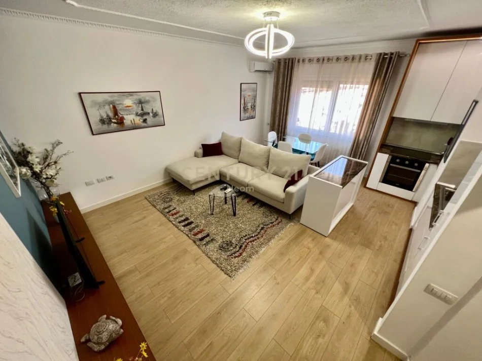 Tirane, jepet me qera apartament 2+1+Ballkon Kati 6, 100 m² 900 € (Blloku)