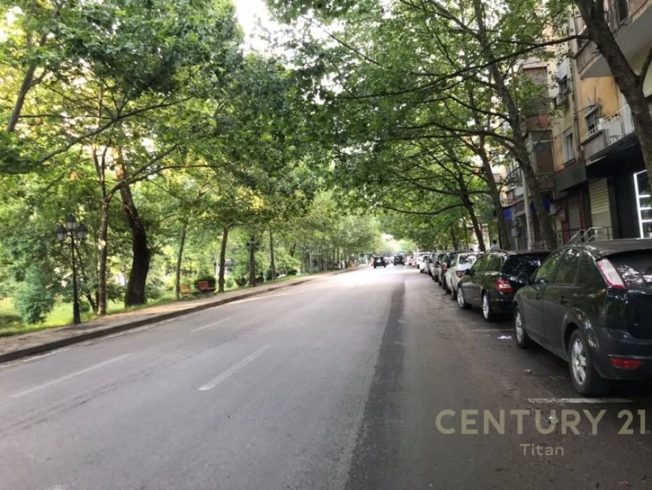 Tirane, shitet ambjent biznesi Kati 1, 100 m² 550.000 € (Ish Ekspozita)