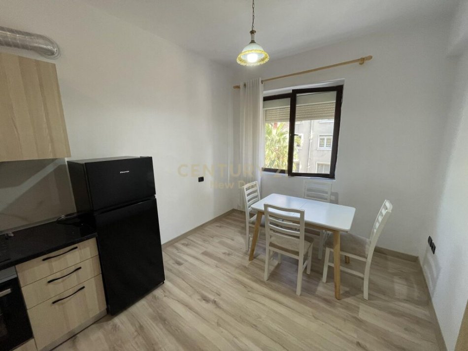 Durres, jepet me qera apartament 1+1 Kati 3, 61 m² 370 € (Bulevardi Kryesor)