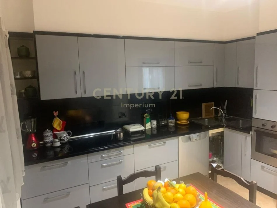 Tirane, shitet apartament 3+1 Kati 1, 128 m² 140.360 € (Yzberish)