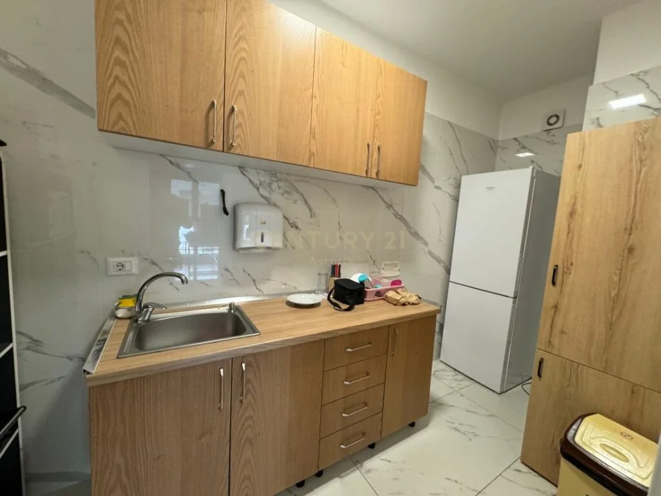 Tirane, jepet me qera apartament 2+1 Kati 4, 170 m² 2.000 € (faik konica)