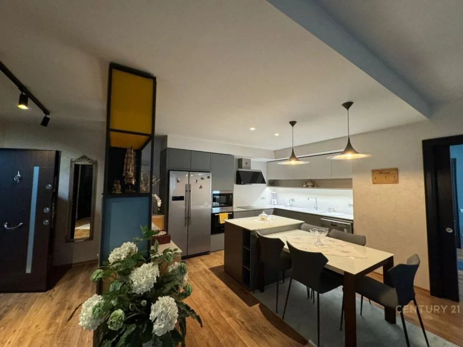 Tirane, jepet me qera apartament 2+1 Kati 10, 131 m² 1.700 € (21 Dhjetori)