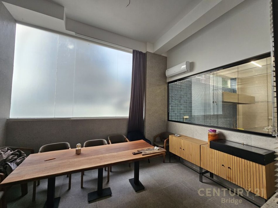 Tirane, jepet me qera zyre Kati 0, 84 m² 750 € (Liqeni i Thate)
