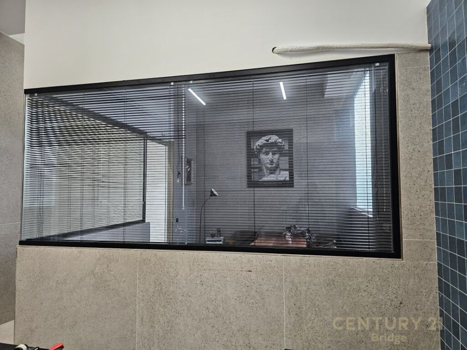 Tirane, jepet me qera zyre Kati 0, 84 m² 750 € (Liqeni i Thate)