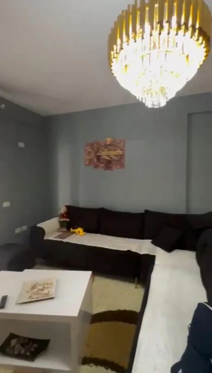 jepet me qera , 400 €