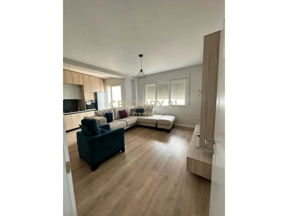 Tirane, jepet me qera apartament 2+1 Kati 4, 113 m² 530 € (liqeni i thate)