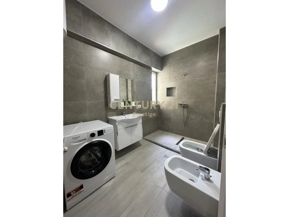 Tirane, jepet me qera apartament 2+1 Kati 4, 113 m² 530 € (liqeni i thate)