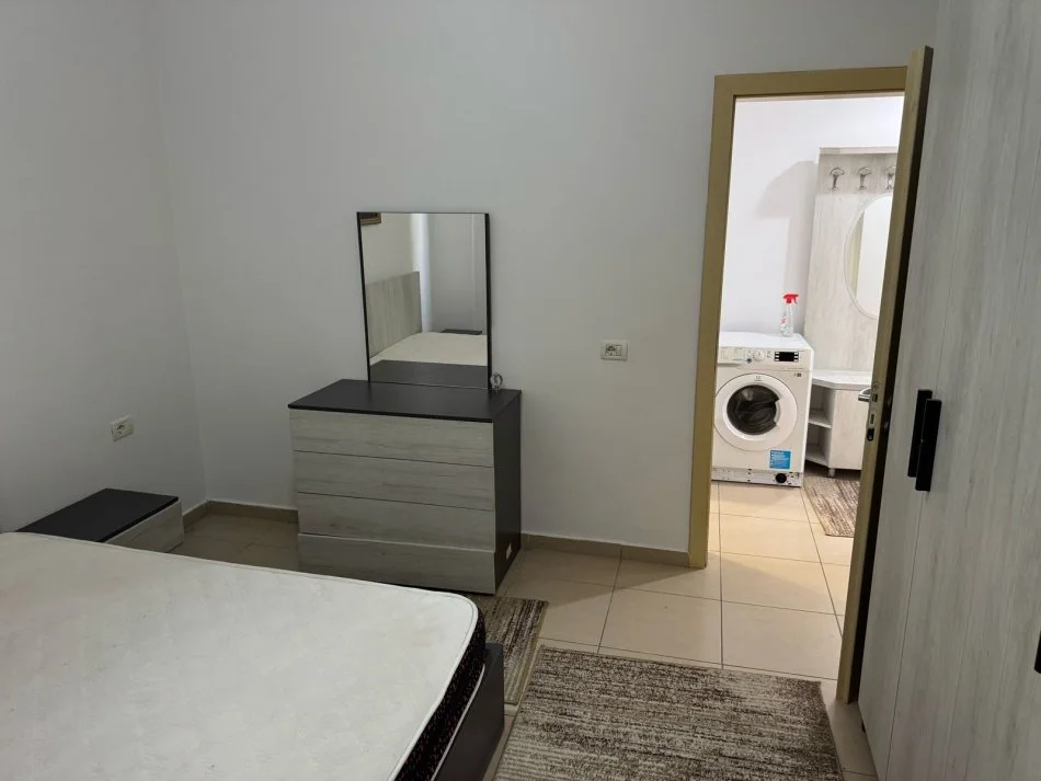 Tirane, jepet me qera apartament 1+1 Kati 1, 75 m² 500 € (5 Maj)