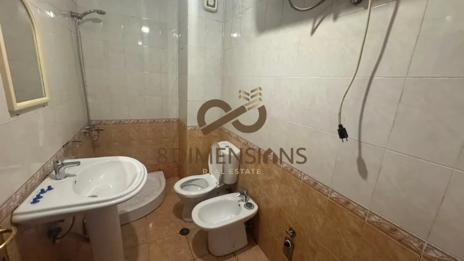 Jepet apartament 2+1 me qera prane Square 21 D8242A-224