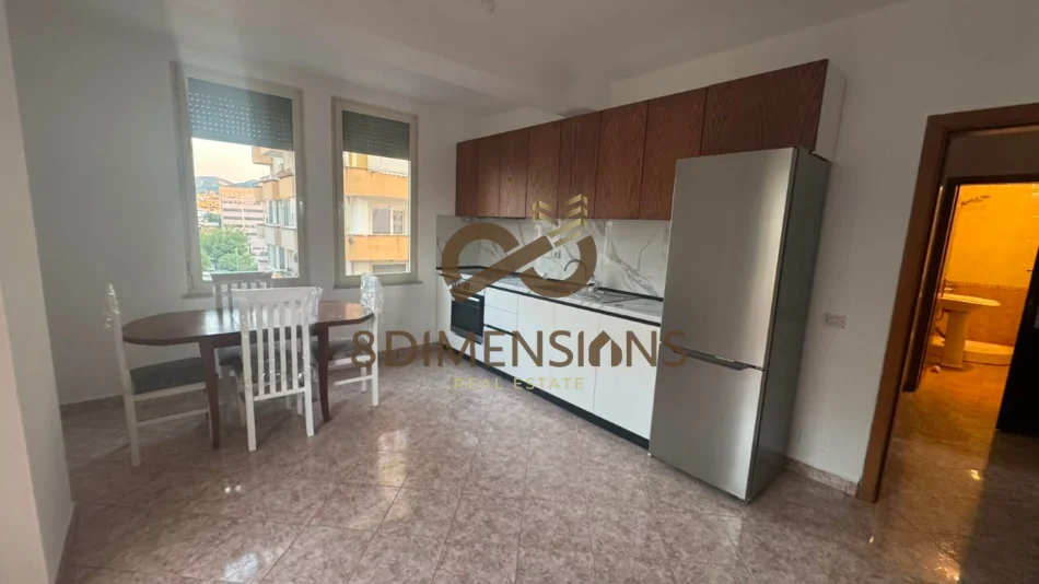 Jepet apartament 2+1 me qera prane Square 21 D8242A-224