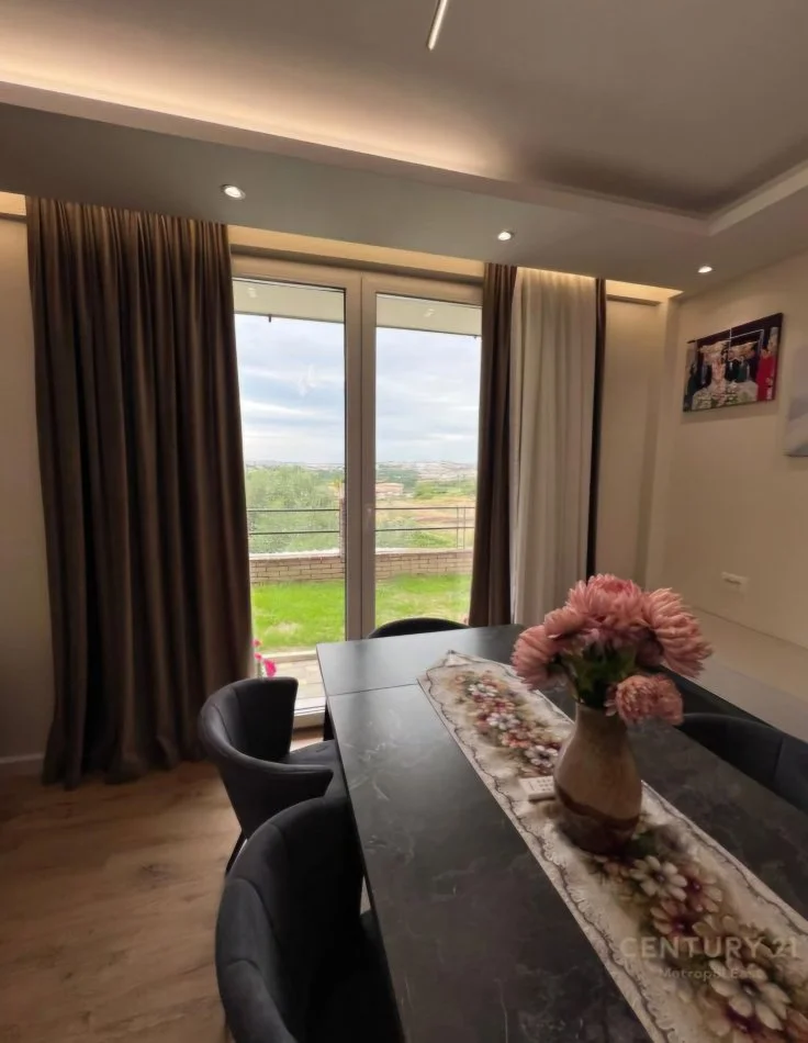 Tirane, jepet me qera Vile 5+1 Kati 3, 166 m² 3.500 € (Qendra Tregtare TEG)