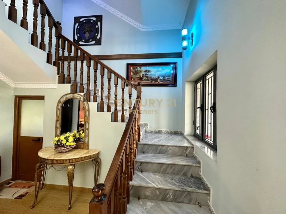 Tirane, jepet me qera Vile 4+1+Aneks+Ballkon Kati 1, 500 m² 2.000 € (Fushe Mezez)