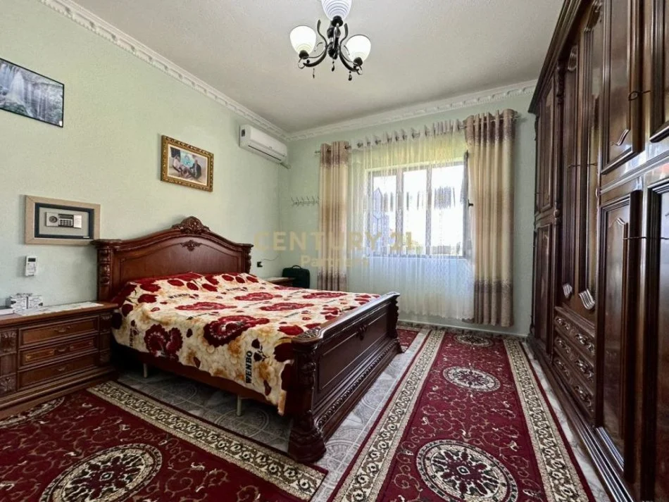 Tirane, jepet me qera Vile 4+1+Aneks+Ballkon Kati 1, 500 m² 2.000 € (Fushe Mezez)