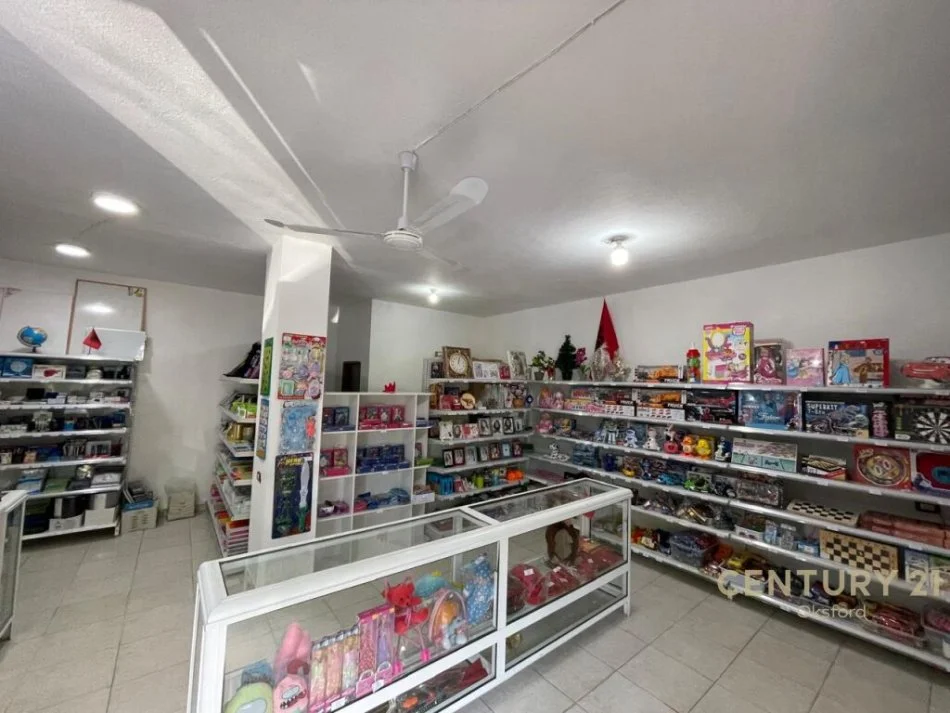 Tirane, shitet dyqan Kati 0, 58 m² 115.000 € (Rruga Vace Zela)