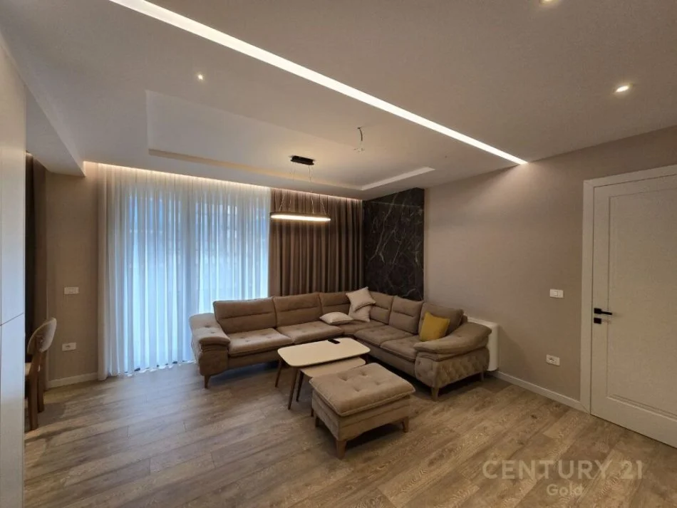 Tirane, shitet apartament 3+1+Ballkon Kati 5, 131 m² (selvia)