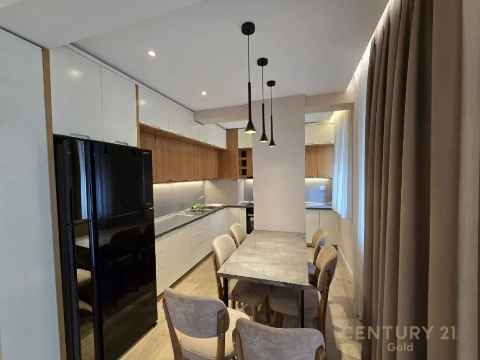 Tirane, shitet apartament 3+1+Ballkon Kati 5, 131 m² (selvia)