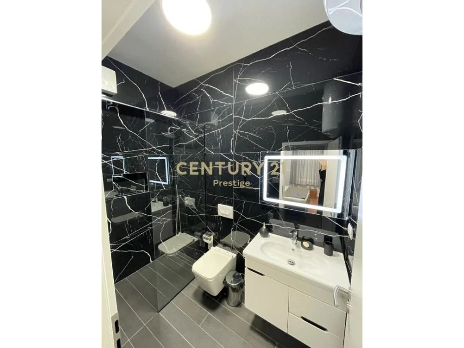 Tirane, jepet me qera apartament 2+1 Kati 0, 147 m² 700 € (kopshti zologjik)