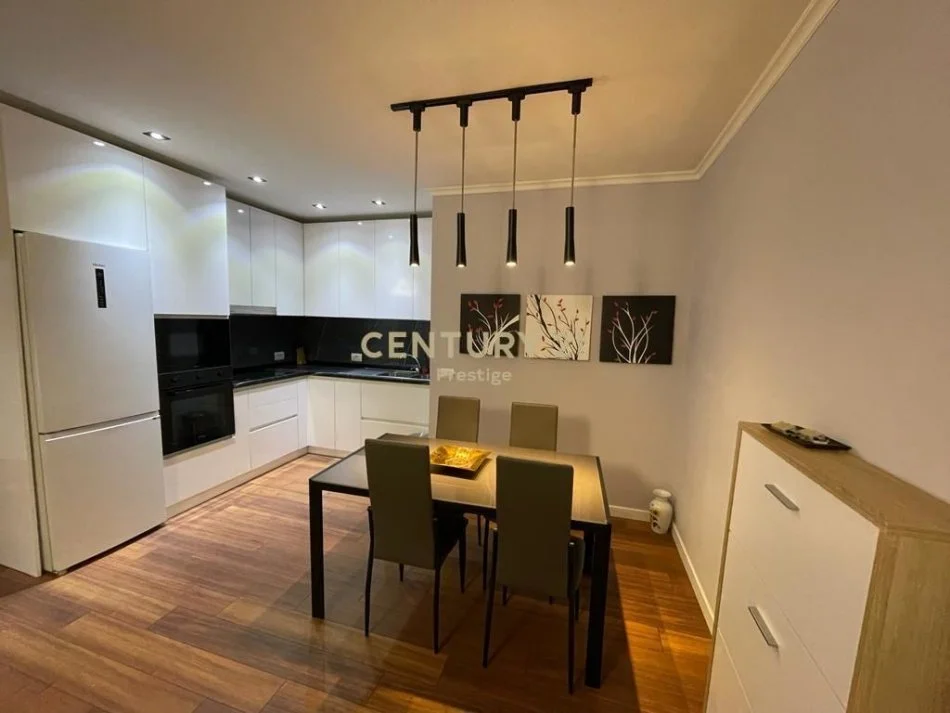 Tirane, jepet me qera apartament 2+1 Kati 0, 147 m² 700 € (kopshti zologjik)