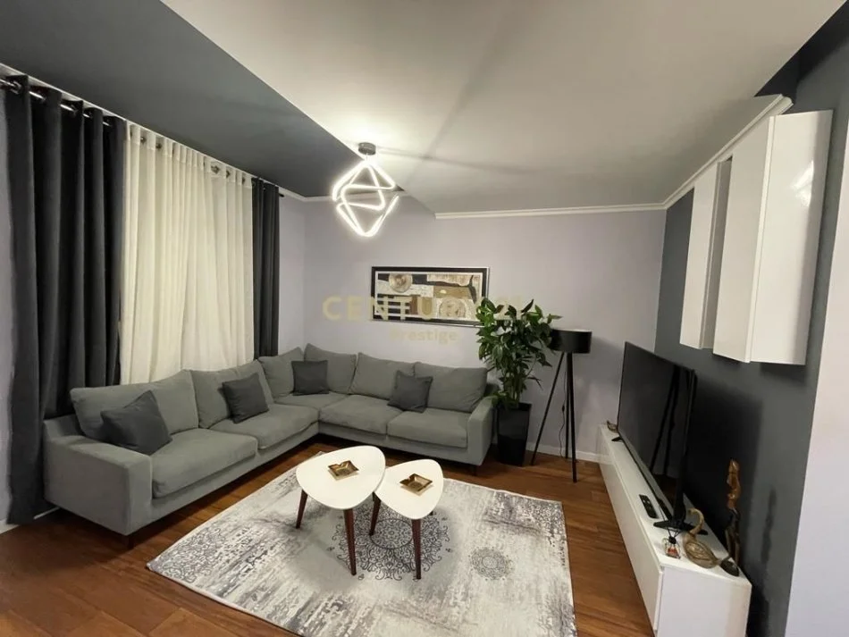 Tirane, jepet me qera apartament 2+1 Kati 0, 147 m² 700 € (kopshti zologjik)