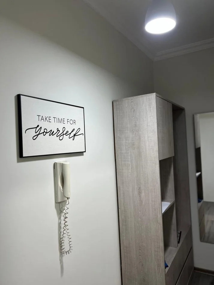 Tirane, jepet me qera apartament 1+1 Kati 6, 82 m² 600 € (Delijorgji Blue)