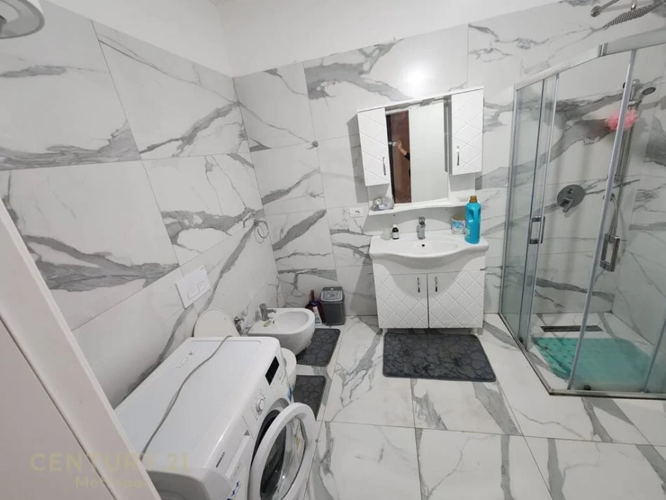 Tirane, shitet apartament 2+1 Kati 3, 85 m² 130.000 € (Oxhaku)