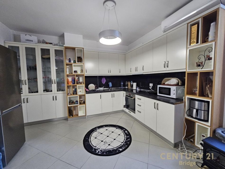 Tirane, shitet apartament 3+1 Kati 3, 110 m² 175.000 € (Kopshti Botanik)