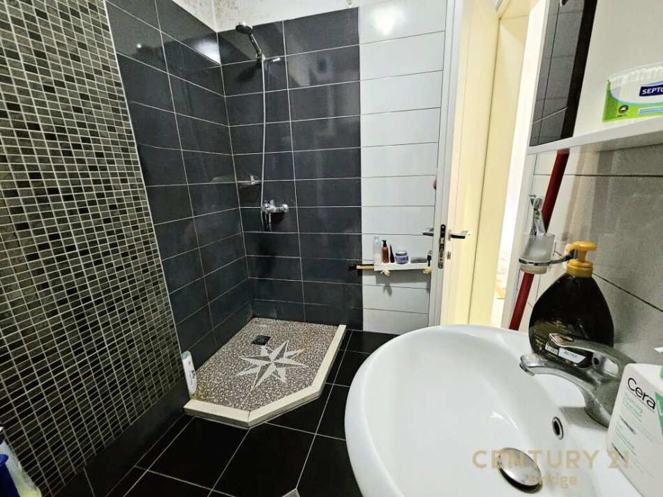 Tirane, shitet apartament 3+1 Kati 3, 110 m² 175.000 € (Kopshti Botanik)
