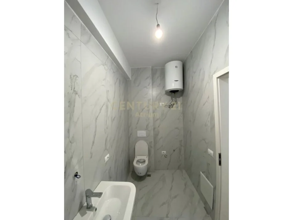 Tirane, jepet me qera 1+1 Kati 1, 55 m² 300 € (Ali Demi)