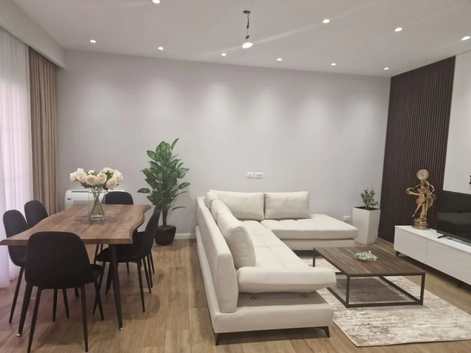 Tirane, jepet me qera 1+1+Ballkon Kati 2, 86 m² 830 € (Rruga e Bogdaneve)