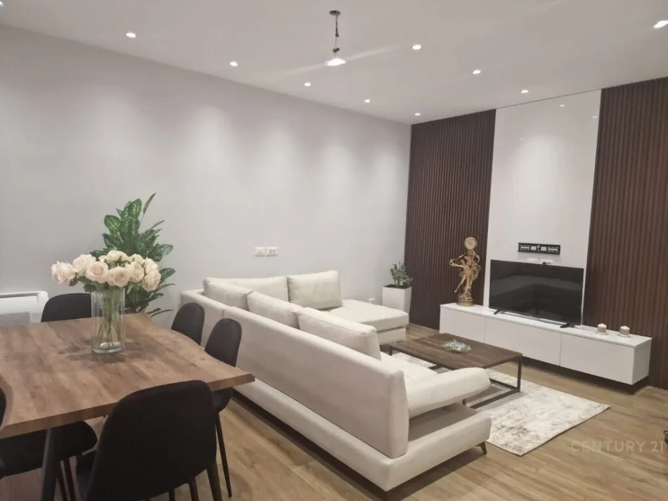 Tirane, jepet me qera 1+1+Ballkon Kati 2, 86 m² 830 € (Rruga e Bogdaneve)