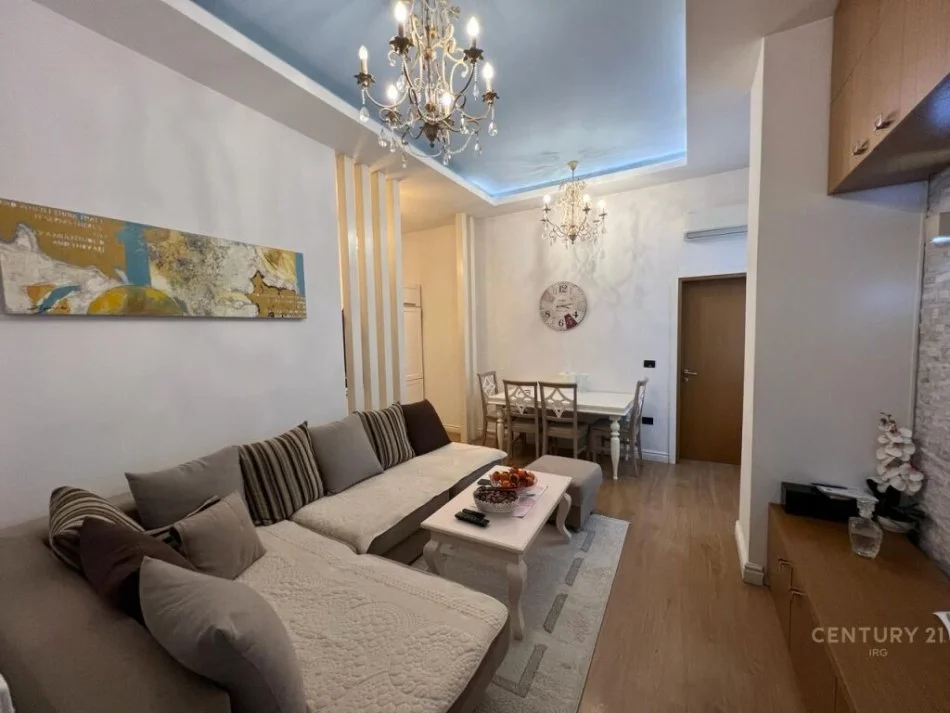 Tirane, jepet me qera apartament 2+1+Ballkon Kati 2, 90 m² 650 € (prane Square 21)