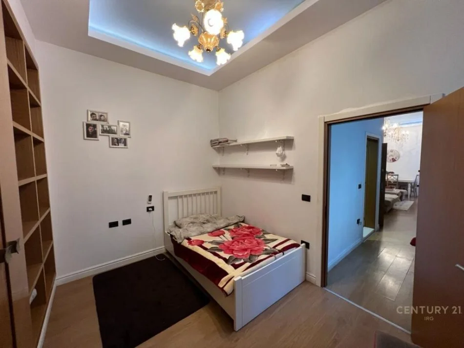 Tirane, jepet me qera apartament 2+1+Ballkon Kati 2, 90 m² 650 € (prane Square 21)