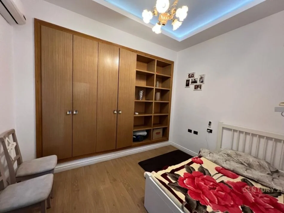 Tirane, jepet me qera apartament 2+1+Ballkon Kati 2, 90 m² 650 € (prane Square 21)